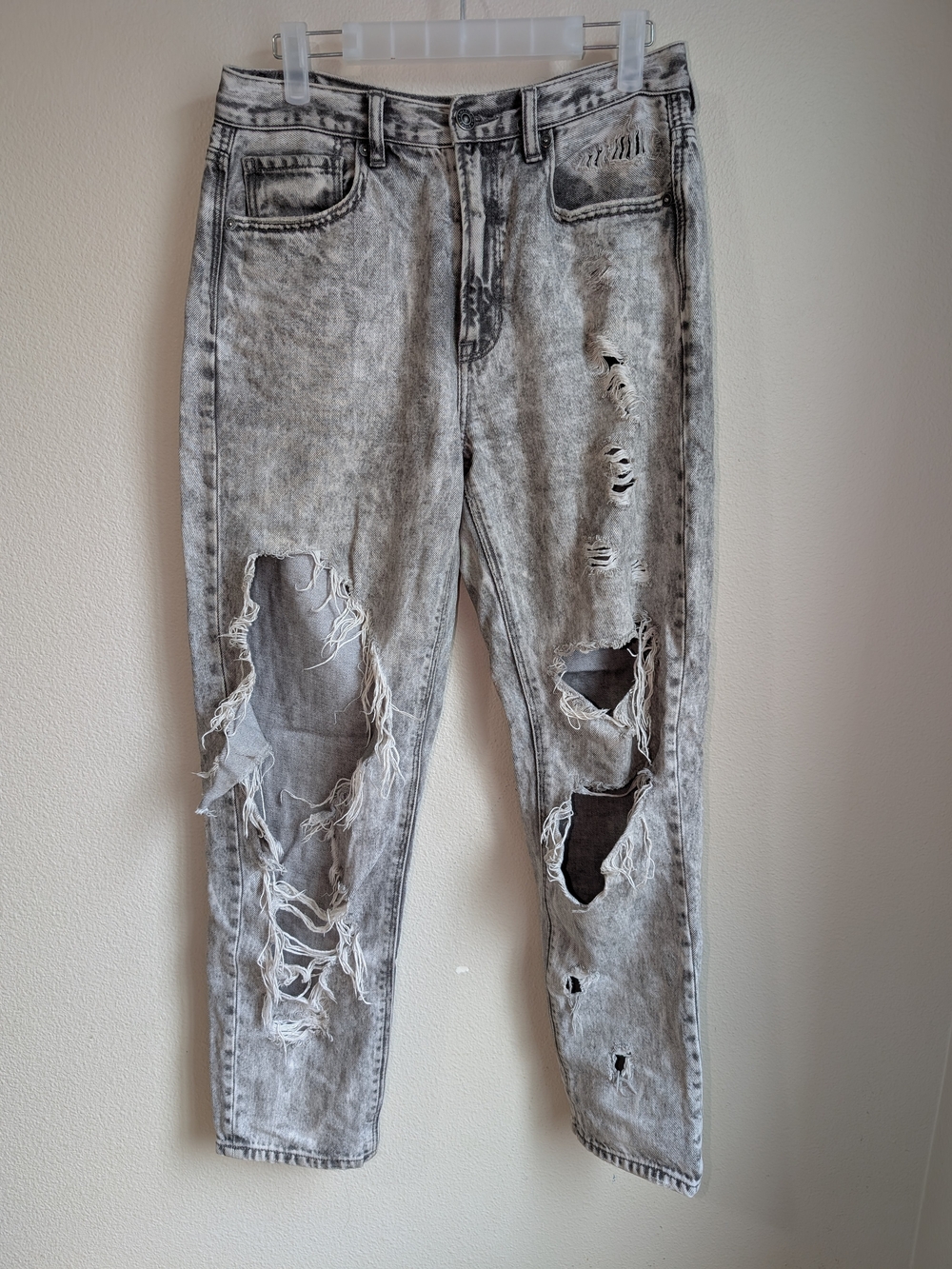 American Eagle Outfitters Gray Acid-Wash Distressed Mom Jeans Size 6
